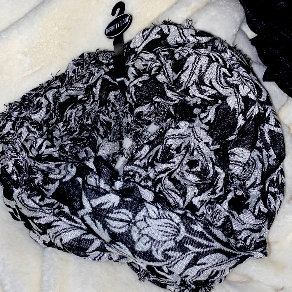New scarf 🧣 Black and white